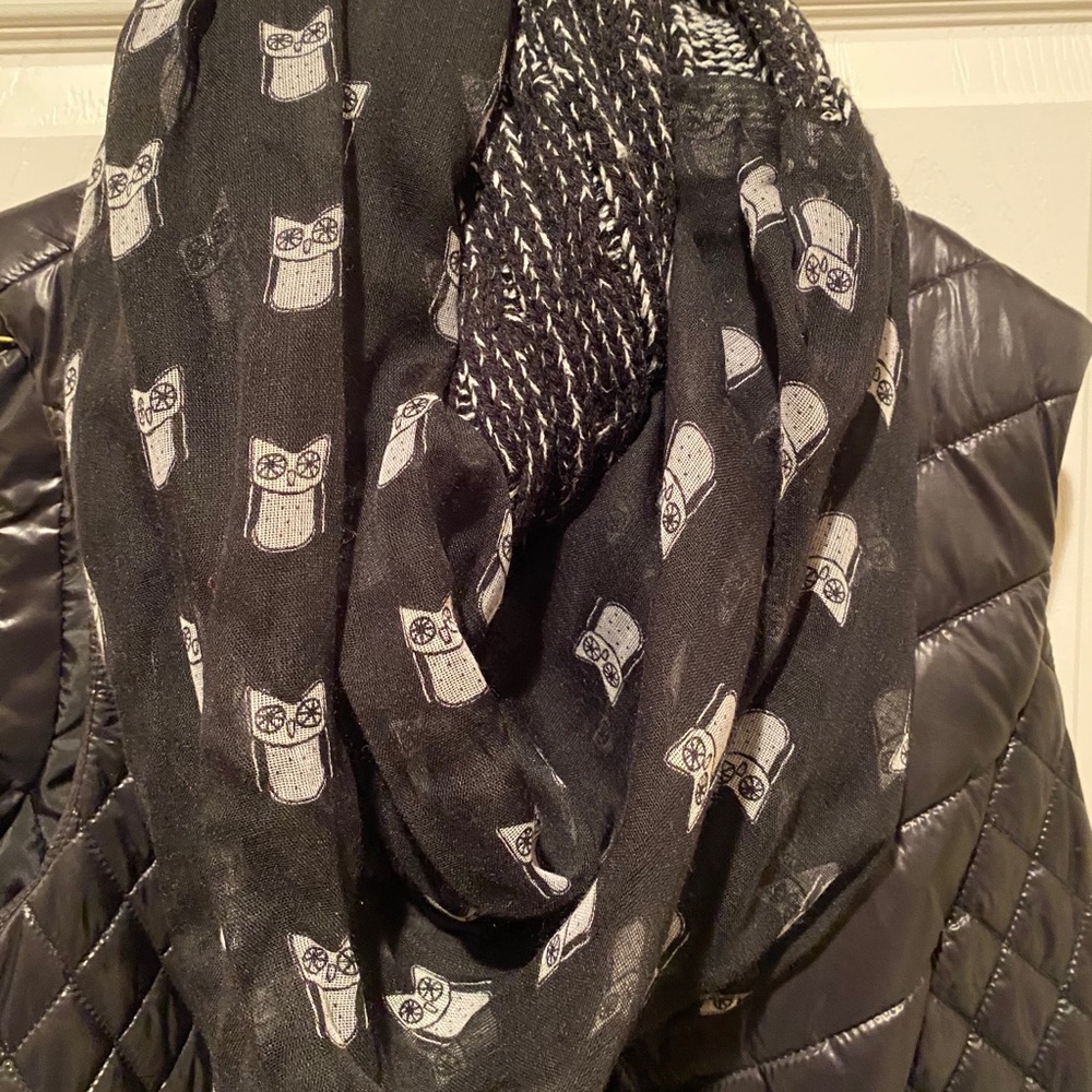 Knit scarf with owl design black & white